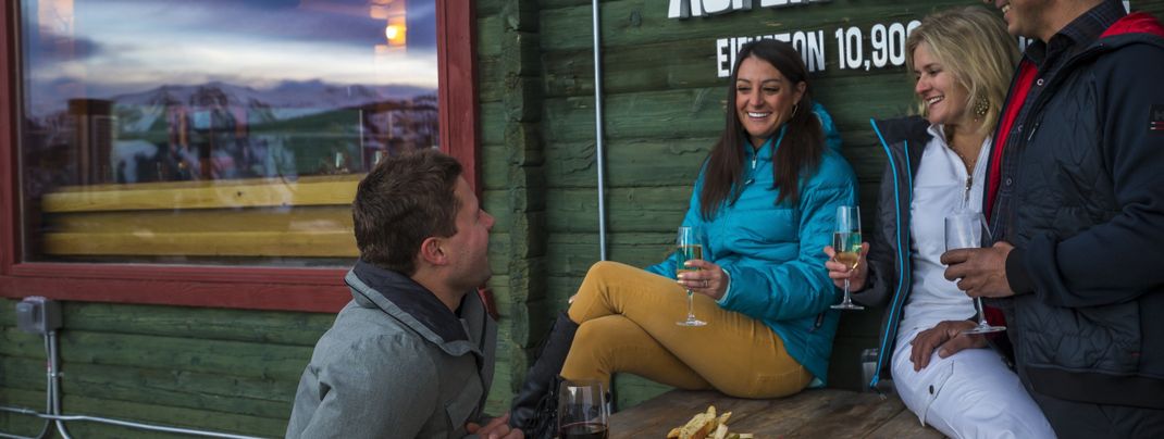 Après Ski mit tollem Panoramablick wartet im Cloud Nine in Aspen Highlands.