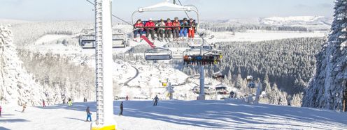 Blick auf den Weltcuphang im Skiliftkarussell Winterberg.