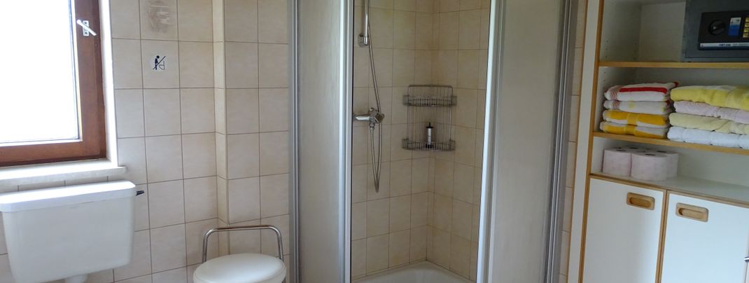 Bad zu Wohnung im 2. Stock