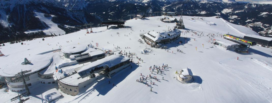 Sonnenskilauf bei besten Bedingungen am Kronplatz in Südtirol. Noch bis 15. April läuft hier die Saison.