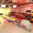 Hauseigene Bowling Lounge mit zwei Bowlingbahnen
