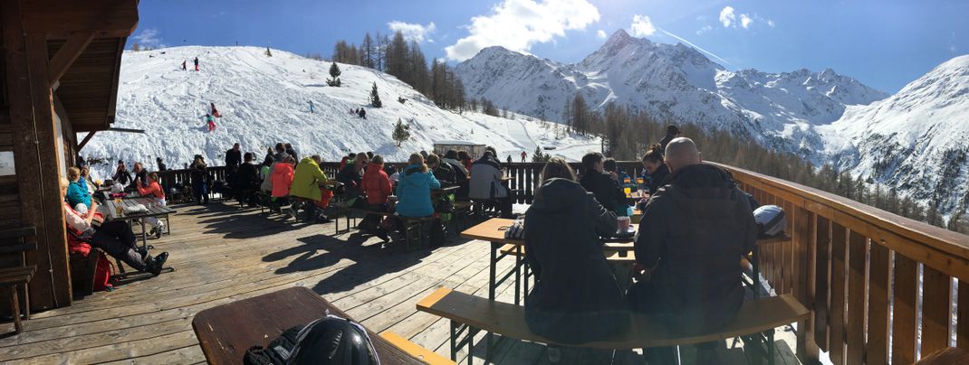 Eine der schönsten Aussichten bietet die Sonnenterrasse auf der Rückseite des Brunnalmstüberls.