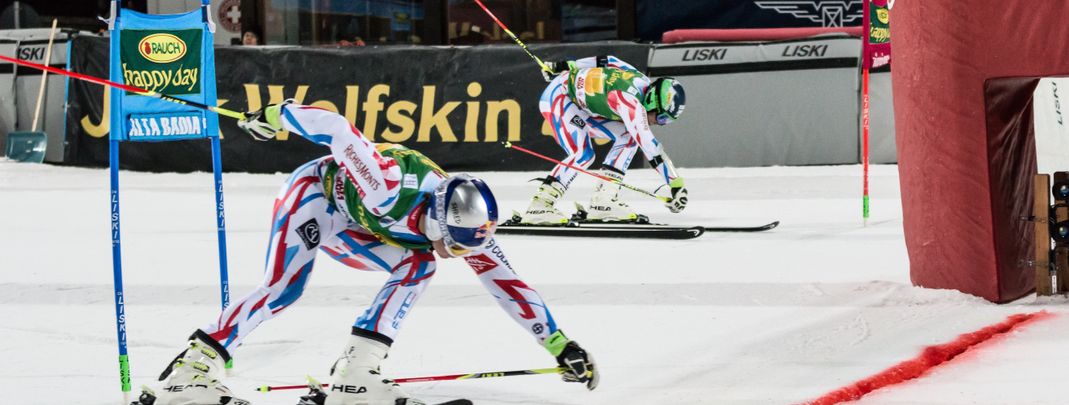 Der Parallel-Riesenslalom wird unter Flutlicht ausgetragen.