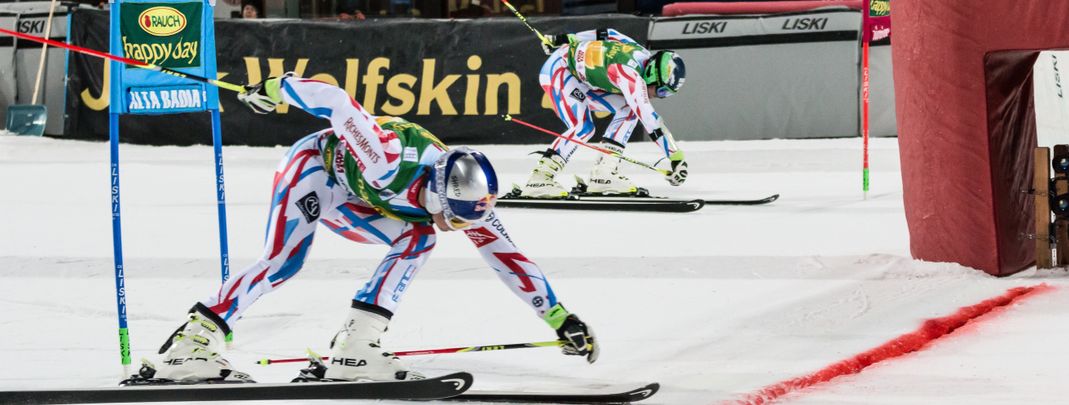 Spannender Direktvergleich – beim nächtlichen Parallel-Riesenslalom in Alta Badia geht es für die Athleten gleichzeitig die Piste hinunter.