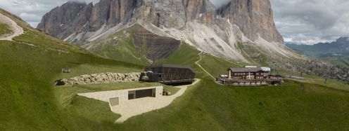 Neue Lage, neues Design: Die neue Bergstation am Col Rodella punktet mit Glasfassade und unterirdischer Kabinenlagerung.