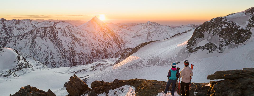 Erlebe Sonnenaufgänge und unberührte Pisten beim Sunrise Skiing.