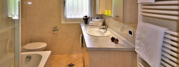 Bad mit Handtuchtrockner und Bodenheizung, mit Wanne/Dusche, Waschbecken, WC, Haartrockner und Waschmaschine