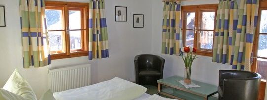 Gemütliches Doppelbettzimmer mit Blick auf das Wiedersberger Horn