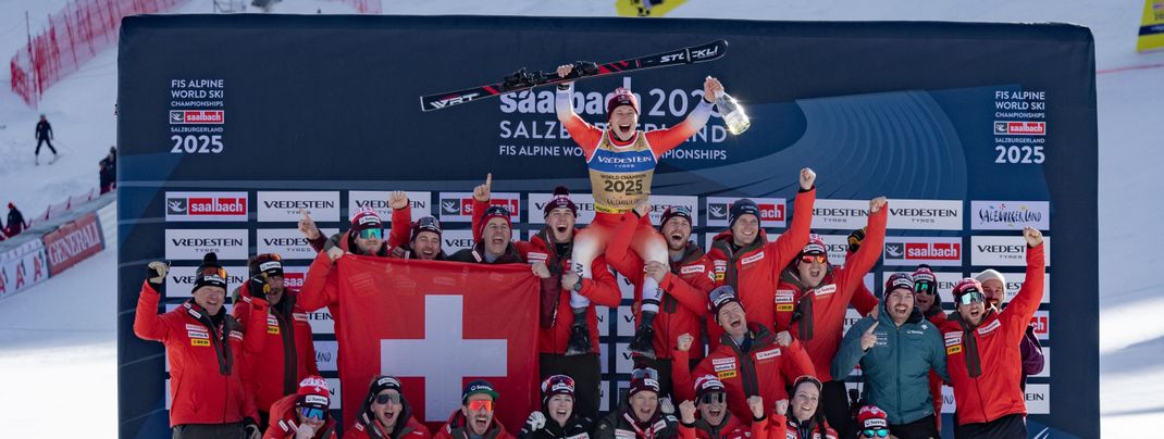 Großer Jubel beim Schweizer Team nach dem Sieg von Marco Odermatt.