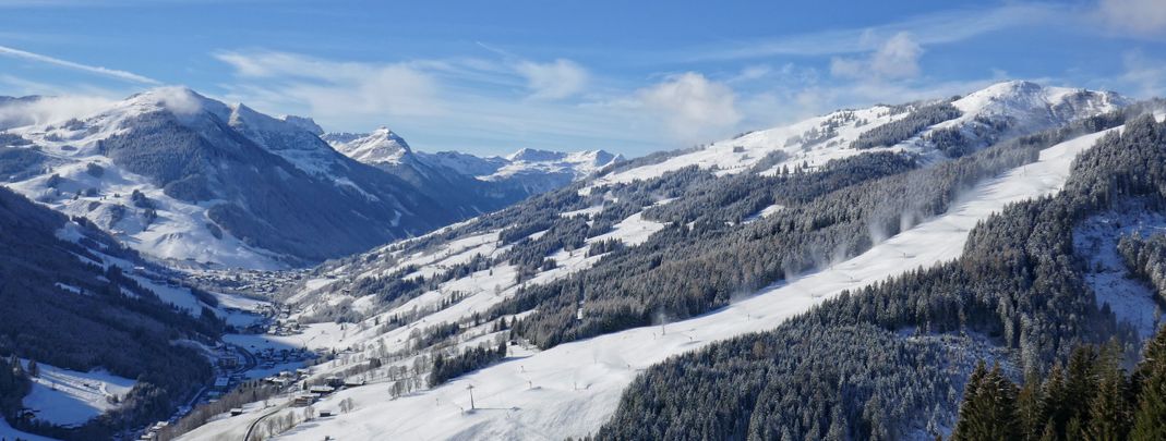 Einen Tag vor dem Saisonstart am 30.11. sind die Pisten in Saalbach bereit für die ersten Skifahrer.