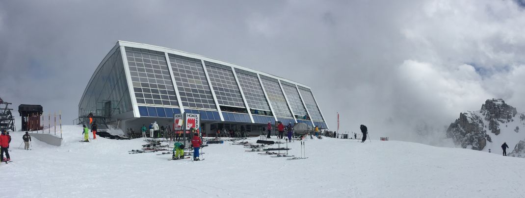 Schon fast futuristisch wirkt das Panoramarestaurant an der Bergstation der Olympiabahn