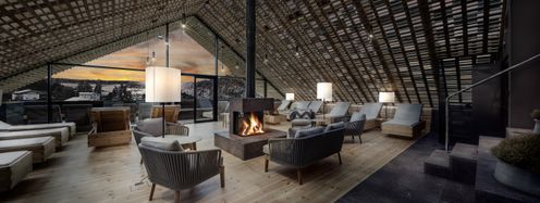 Auf der Panorama-Dachterrasse des Hotel Lamm erwartet dich eine einmalige Aussicht auf die Dächer von Kastelruth.