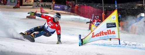 Im direkten Duell sind die Snowboarder bei den Alpinrennen unterwegs.