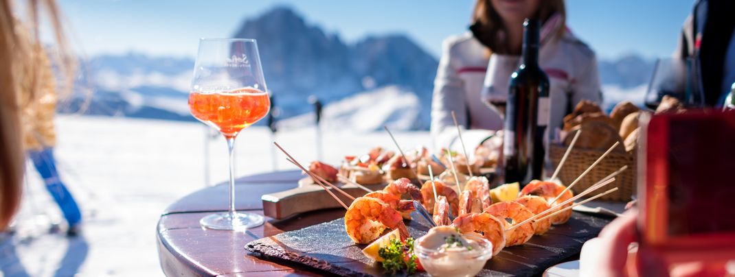 Die Grödner Hütten bieten exquisite Küche und urig-modernes Design.