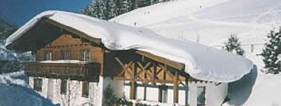 Ansicht mit Skipiste im Hintergrund