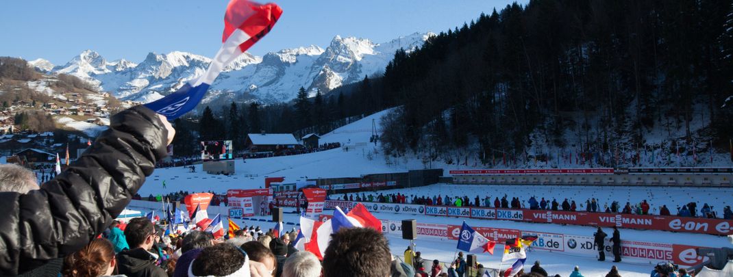 Auch Zuschauer dürfen mit 3G-Nachweis mit Weltcup in Le Grand Bornand mit dabei sein.