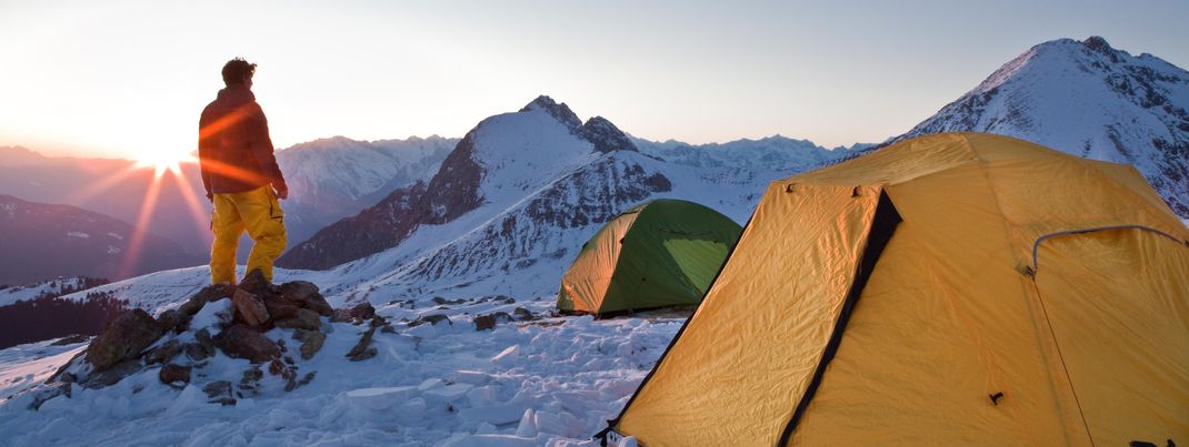 Im Salewa Base Camp übernachtet man auf 2300 Metern in Zelten.