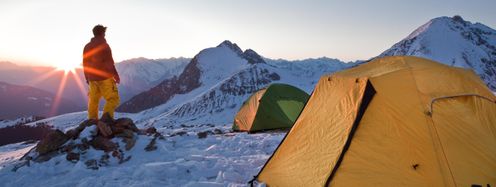 Im Salewa Base Camp übernachtet man auf 2300 Metern in Zelten.