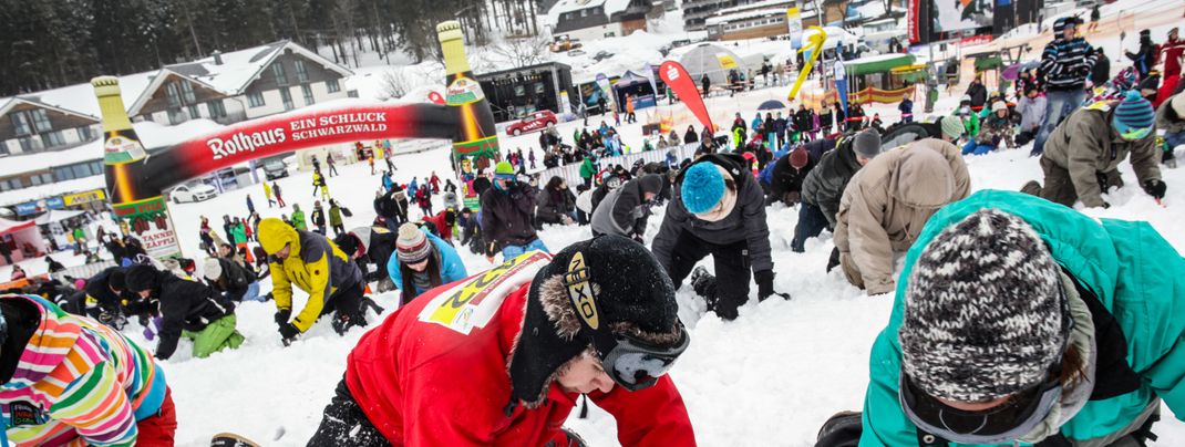 Bis zu 999 Schatzsucher buddeln gleichzeitig im Schnee.