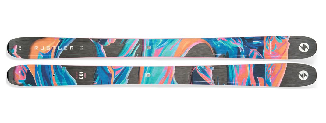 Der Blizzard Rustler 11 teilt sich den Testsieg mit kraftvollem Auftrieb und moderner Optik – Gold im DesignContest SnowStyle inklusive.