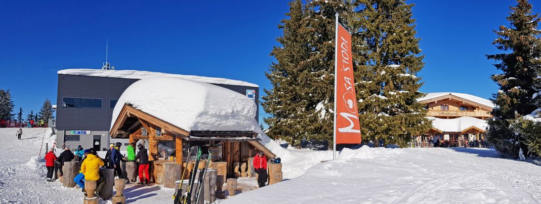 Der Moosa-Stadl (l.) und die Schatzbergalm (r.) direkt unterhalb der Bergstation der Schatzbergbahn (im Hintergrund).