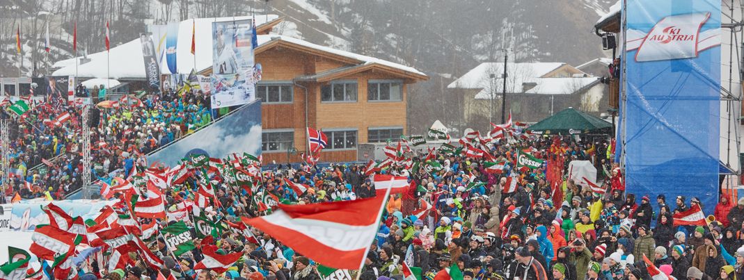 Die Fans fiebern im Zielareal an der Zwölferkogel Talstation mit.