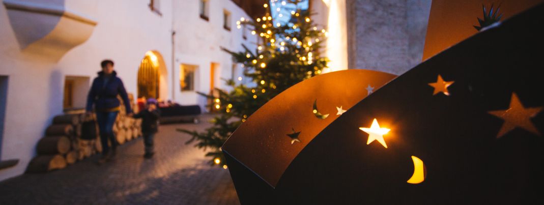 Viele warme Lichter stimmen im Passeiertal auf die Weihnachtszeit ein.