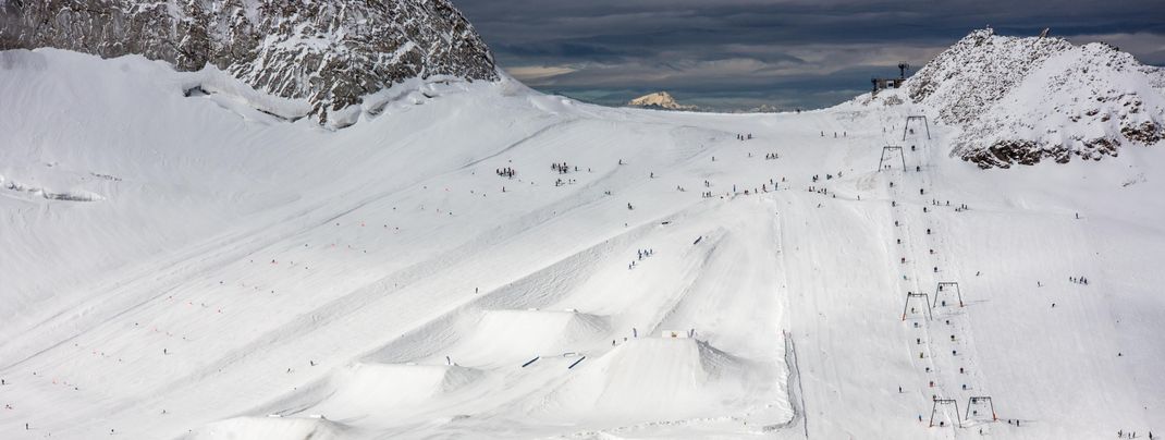 To the right and left of the snowpark are the ski slopes on the Hintertux glacier.