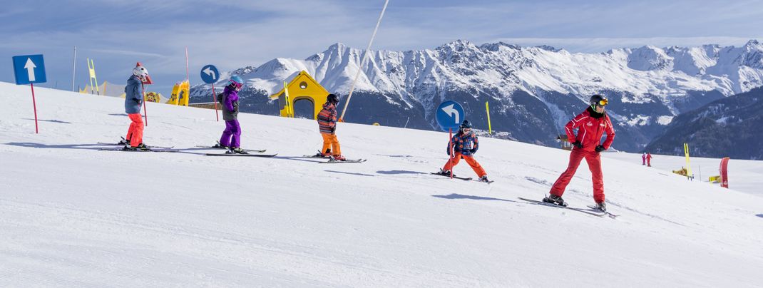Mit verschiedenen Übungen versuchen die Skilehrer die Technik der Kinder zu verbessern.