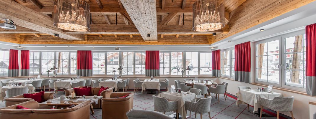 Eine Panoramaaussicht auf das verschneite Obertauern erwartet die Hotelgäste beim Frühstück und Abendmenü.