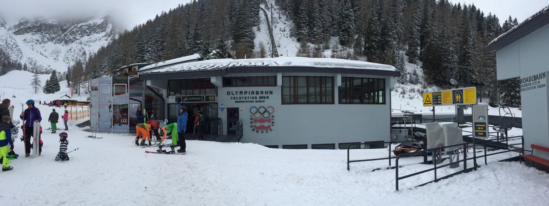 Das Café Liz befindet sich innerhalb der Olympiabahn Talstation