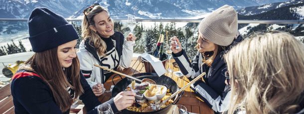 In den Berghütten kannst du traditionelle österreichische Speisen probieren.