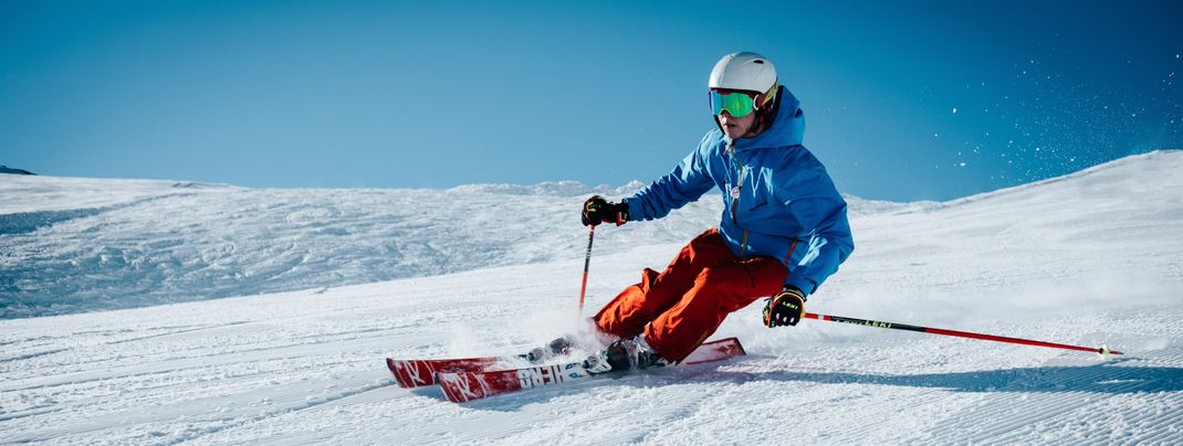 Wenn du es clever anpackst und früh planst, dann kannst du beim Skiurlaub durchaus sparen.