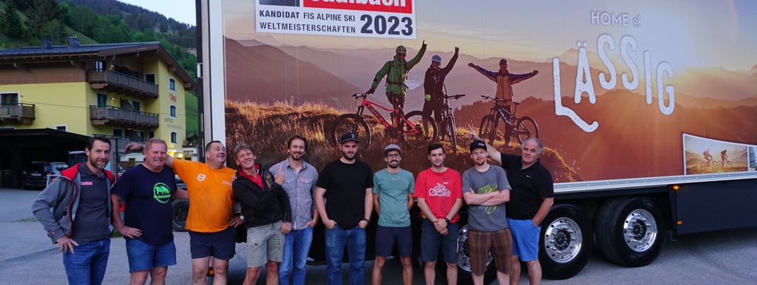 Ab nach Griechenland! Das Team aus Saalbach hat bereits den LKW für den FIS Kongress in Costa Navarino beladen.