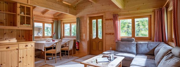Wohnzimmer Ferienhaus Lärche im Hotelgarten - Familienurlaub bei Kitzbühel