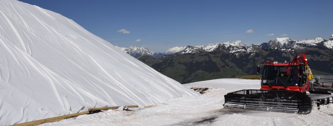 Pistengeräte verdichten den Schnee und formen daraus ein Trapez.