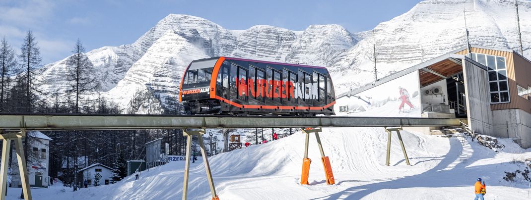 Mit der Standseilbahn kommst du hinauf ins Skigebiet.