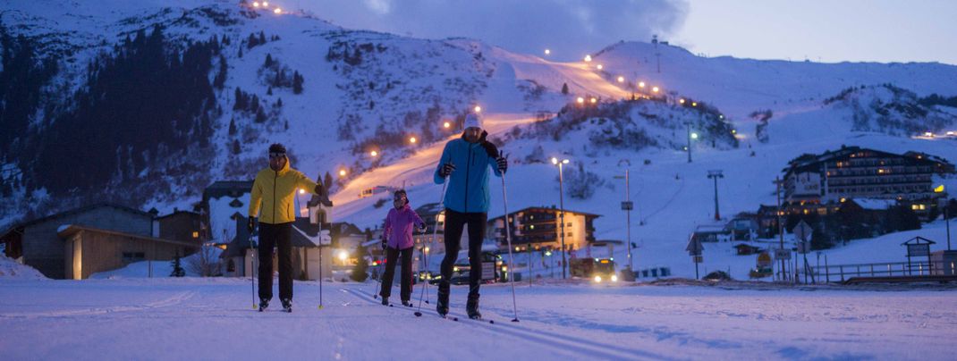 Auf der 2,2 km langen Nachtloipe von Galtür nach Wirl kannst du bis 22 Uhr dem Wintersport-Vergnügen nachgehen.