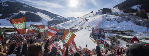 Tausende Fans fiebern bei den WM-Rennen im Zielstadion mit.