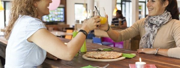Leckere Drinks und Snacks für den kleinen Hunger