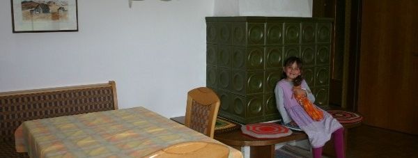 Kachelofen im Wohnzimmer
