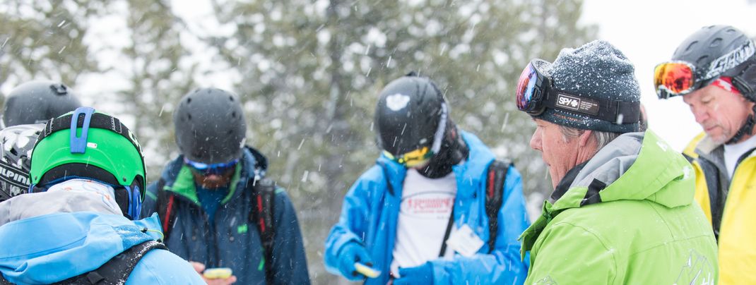 Bevor es zum Cat-Skiing geht, werden die Teilnehmer von erfahrenen Guides in Lawinenkunde unterrichtet.