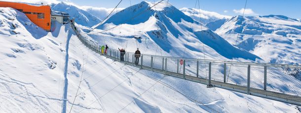 Ein Must-see beim Besuch im Skigebiet: die Hängebrücke am Stubnerkogel.