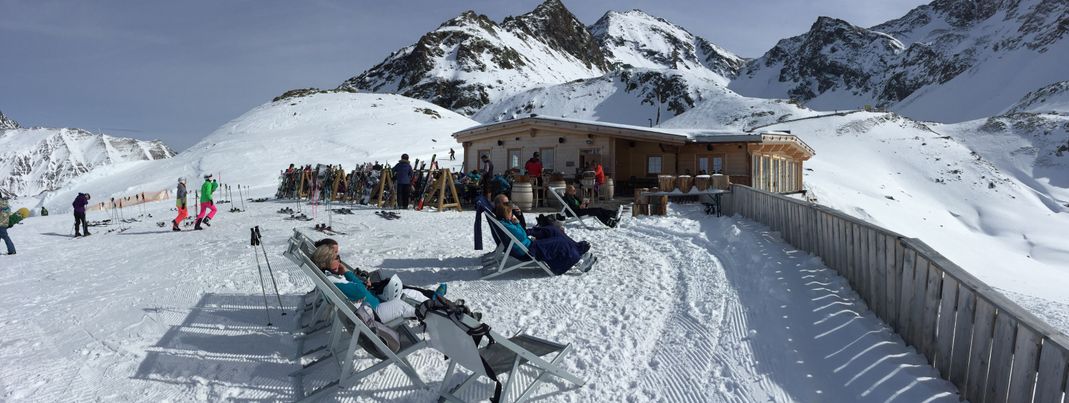 Die DreiSeenHütte ist klein aber fein und bietet etwas Après Ski Feeling gepaart mit gemütlichem Sonnenbaden