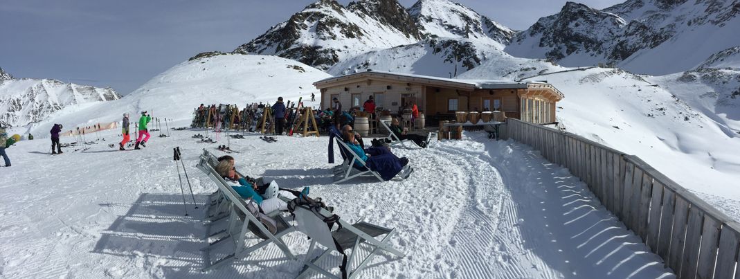 Die Dreiseenhütte lädt mit Sonnenstühlen und hochprozentigem zu einem Après Ski Einkehrschwung ein