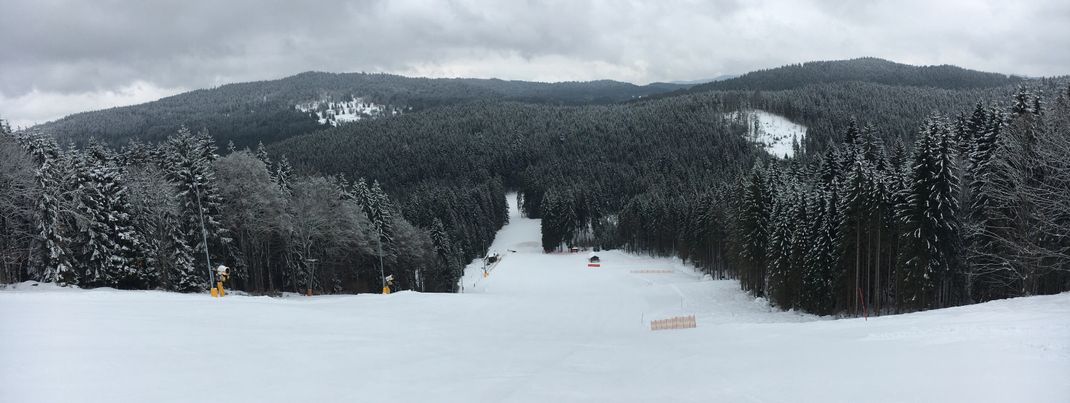 Das Schneeloch im Bayerischen Wald verfügt in der Regel über genügend Naturschnee, kann aber maschinell auf die Sprünge helfen