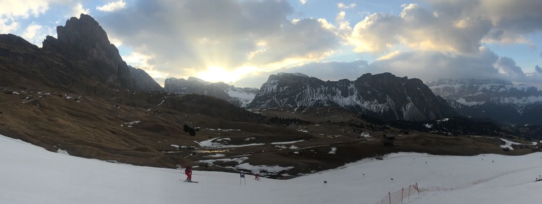 Die Sonne geht über dem Sella-Stock auf.