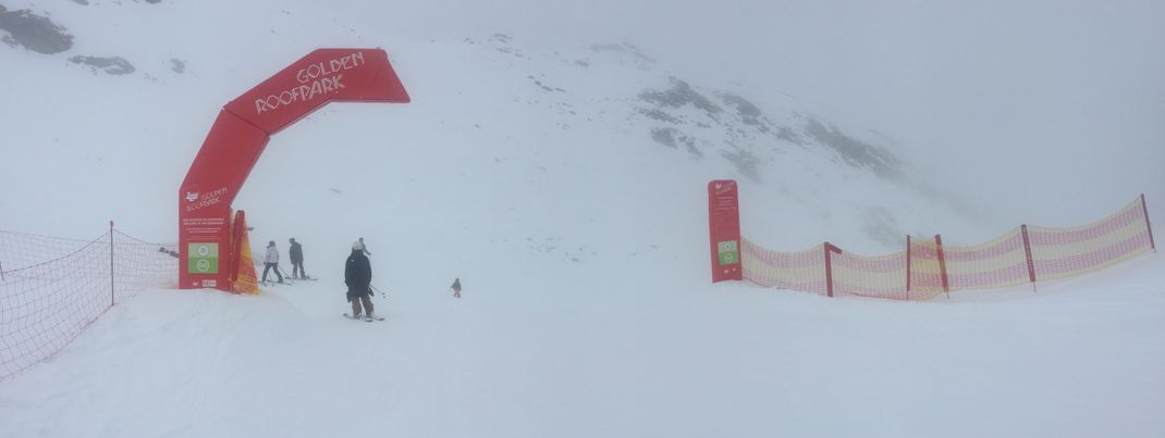 Der Eingang zum GoldenRoofPark ist gut gekennzeichnet