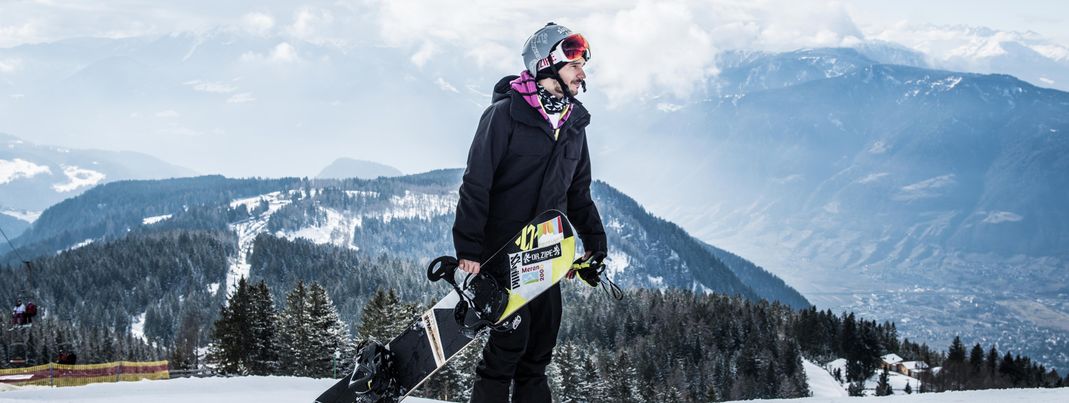 Snowboard-Profi Omar Visintin gibt den Kindern und Jugendlichen Tipps.