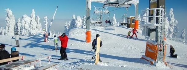 Rote und blau markierte Abfahrten führen gut präpariert ins Tal.